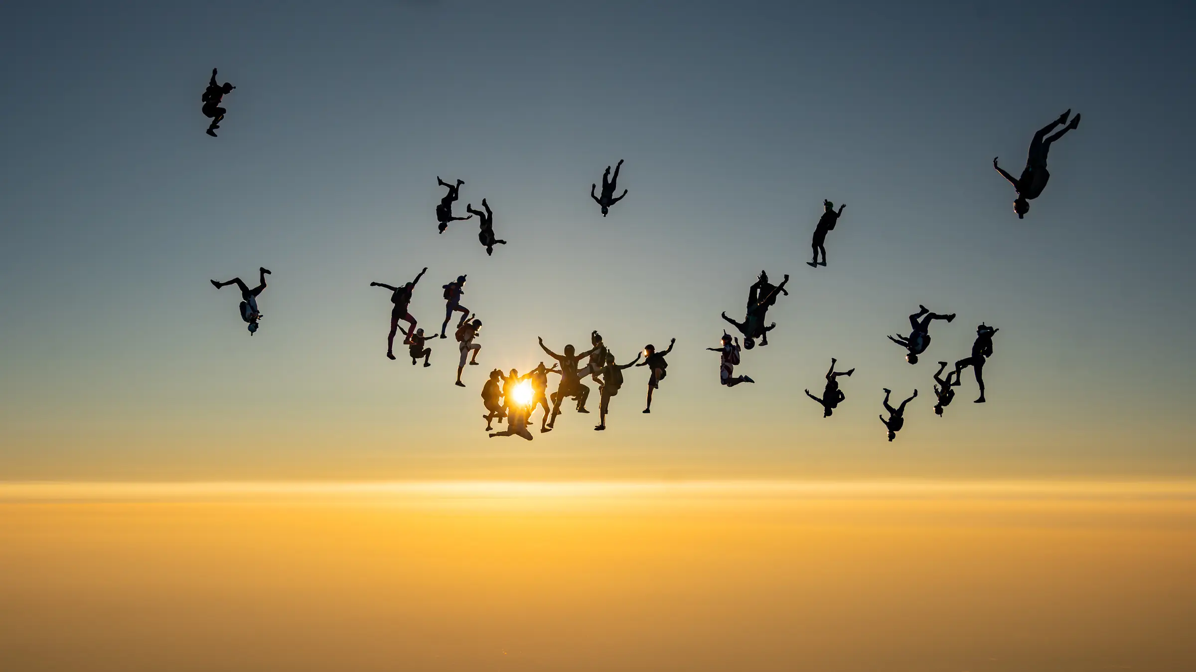 Formation de parachutistes au coucher du soleil