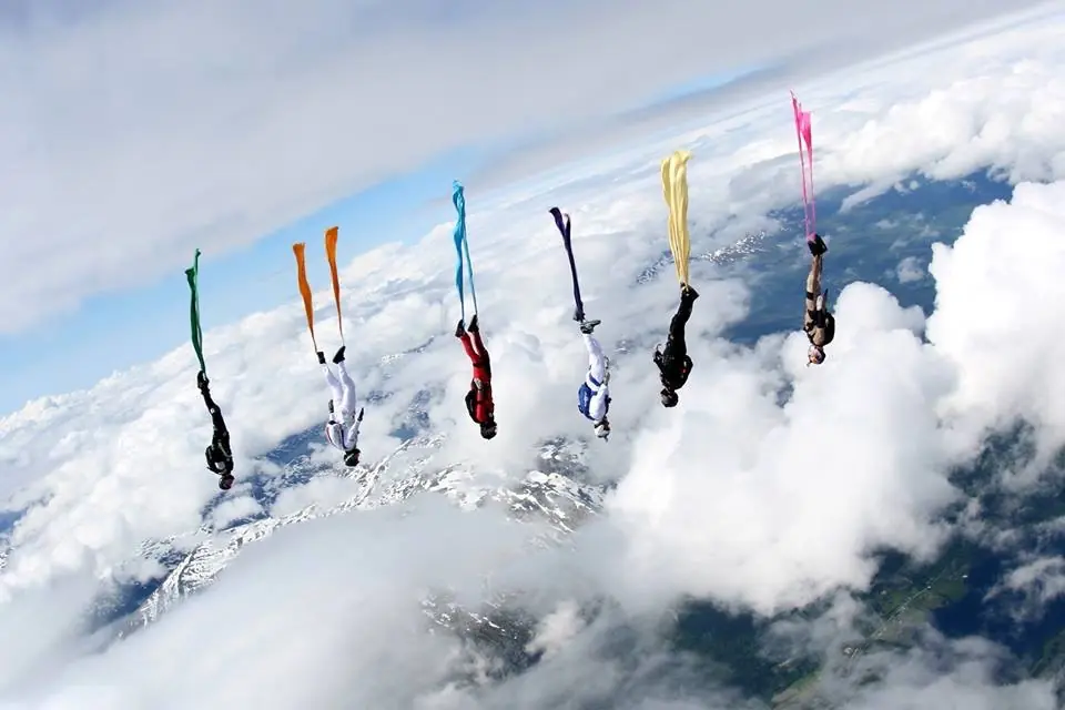 Parachutistes avec tubes de couleur au-dessus des fjords de Norvège